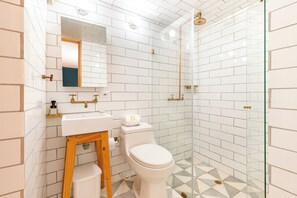 Haartrockner, Handtücher, Seife, Toilettenpapier