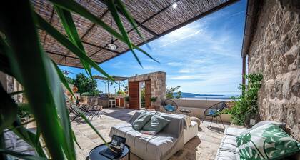 Elegant 3-Bedroom Seaview Villa with Pool, Fast Optic WiFi & AC