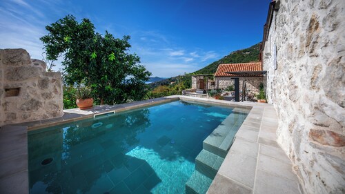 Elegant 3-Bedroom Seaview Villa with Pool, Fast Optic WiFi & AC 