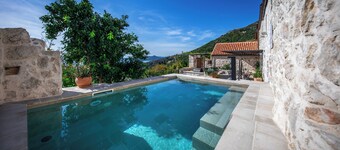Elegant 3-Bedroom Seaview Villa with Pool, Fast Optic WiFi & AC 