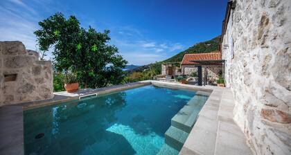 Elegant 3-Bedroom Seaview Villa with Pool, Fast Optic WiFi & AC