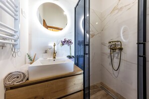 Een douche, milieuvriendelijke toiletartikelen, een haardroger