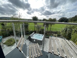 House | Outdoor spa tub - 5 Bed House-sleeps 14-hot Tub-bar-garden-parking (Tavistock)
