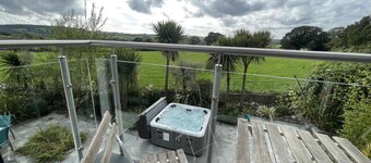 5 Bed House-sleeps 14-hot Tub-bar-garden-parking