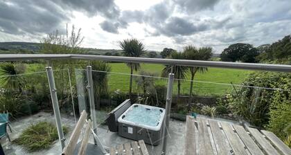 5 Bed House-sleeps 14-hot Tub-bar-garden-parking