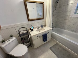 Een haardroger, handdoeken, zeep, toiletpapier