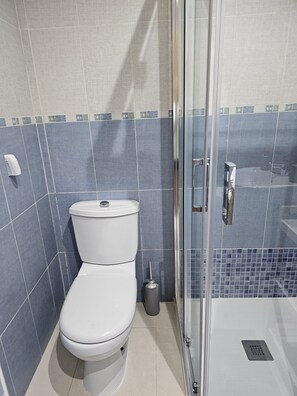 Dusche, Haartrockner, Bidet, Handtücher