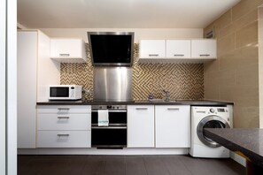 Kjøleskap, mikrobølgeovn, ovn og oppvaskmaskin