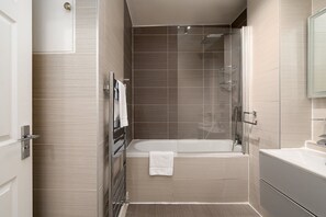 Shower, hair dryer, towels - GuestReady - Relaxing stay in London (London)