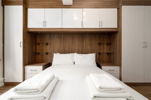 2 bedrooms, desk, iron/ironing board, Internet