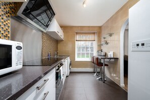 Kjøleskap, mikrobølgeovn, ovn og oppvaskmaskin