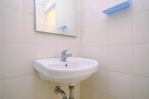 Apartment | Bathroom | Shower, towels, soap, shampoo