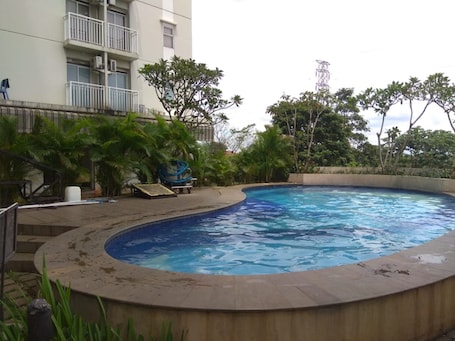 Una piscina al aire libre