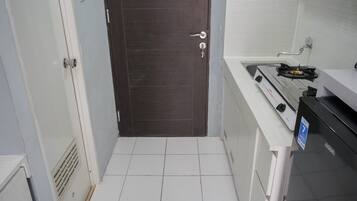 Apartament | Cuina bàsica privada | Frigorífic, placa de cuina i arrossera