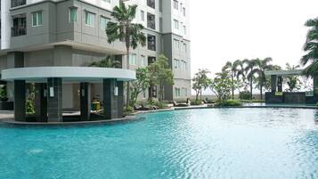 Una piscina al aire libre