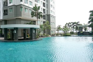 Outdoor pool - Spacious And Good 3Br At Thamrin Residence Apartment (Jakarta)