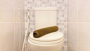 Appartement | Badkamer | Een douche, handdoeken, zeep, shampoo