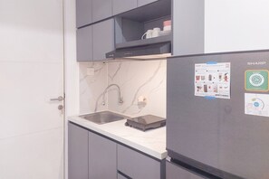 Departamento | Cocina privada | Refrigerador, parrilla de estufa, arrocera y utensilios de cocina 
