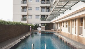 Una piscina al aire libre