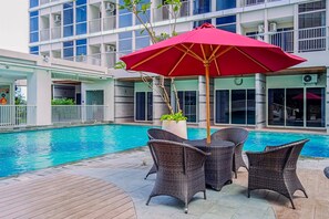 Una piscina al aire libre