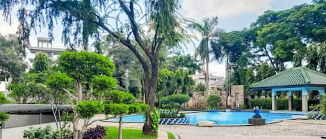 Una piscina al aire libre