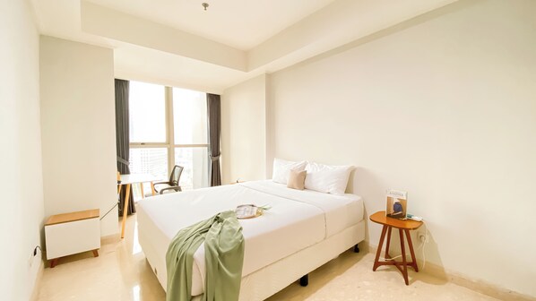 A hotel room with a bed, a desk, and a chair. - Cozy And Best Location 1Br Gold Coast Apartment (Jakarta)
