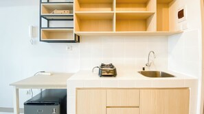 Private kitchen - Best Deal Studio At 23Rd Floor Tokyo Riverside Pik 2 Apartment (Teluknaga)