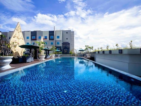 Una piscina al aire libre