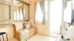 2 bedrooms - Comfy 2Br Near Mall At Green Pramuka City Apartment (Jakarta)