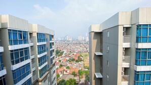 Een hoog gebouw met meerdere balkons en grote ramen.
