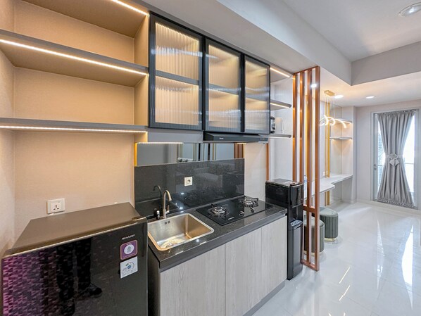 Private kitchen - Comfortable Stay And Strategic 1Br At Grand Sungkono Lagoon Apartment (Surabaya)