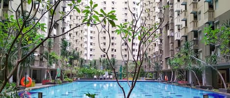 Hồ bơi ngoài trời