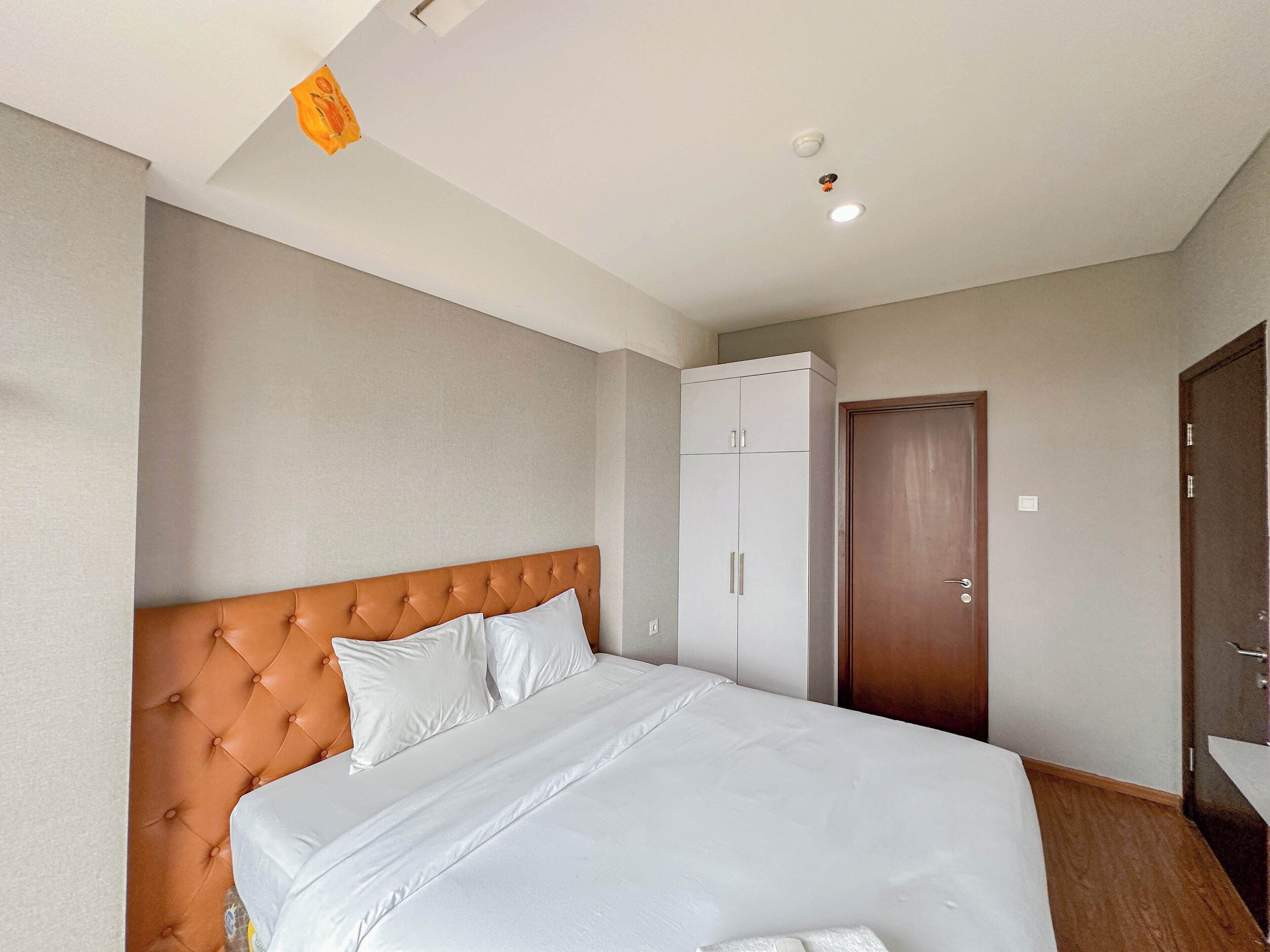 Un dormitorio con cama, armario y puerta.