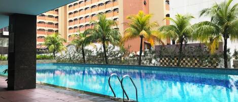 حمّام سباحة خارجي