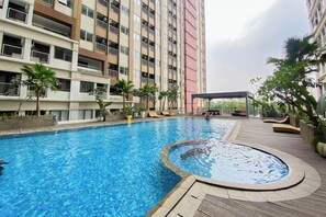 Outdoor pool - Cozy Studio Apartment At LRT City Jatibening (Bekasi)