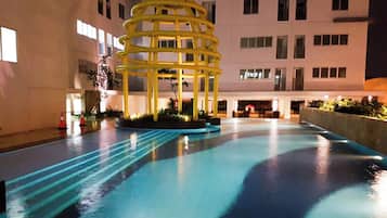 Una piscina al aire libre