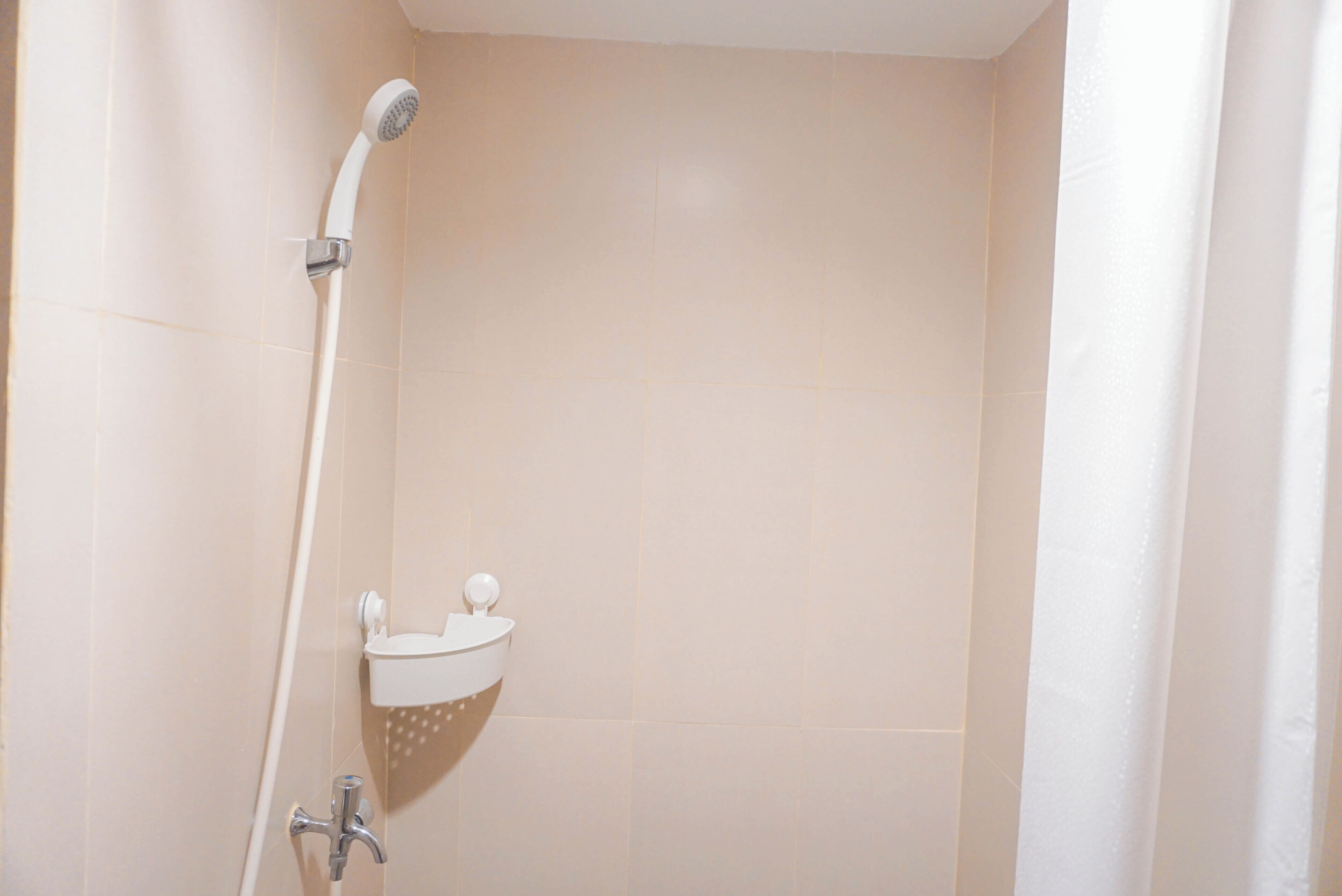 Ein kleines Badezimmer mit Dusche, Waschbecken und Toilette.