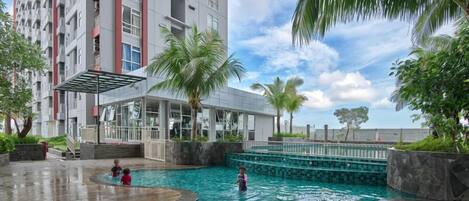 حمّام سباحة خارجي