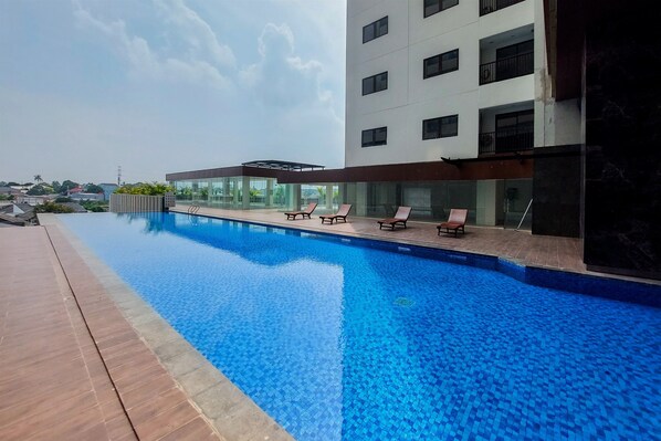Una piscina al aire libre