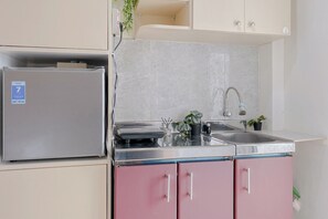 Private kitchen - Cozy Studio Apartment Bassura City (Jakarta)