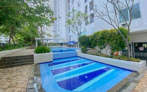 Outdoor pool - Cozy Studio Apartment Bassura City (Jakarta)