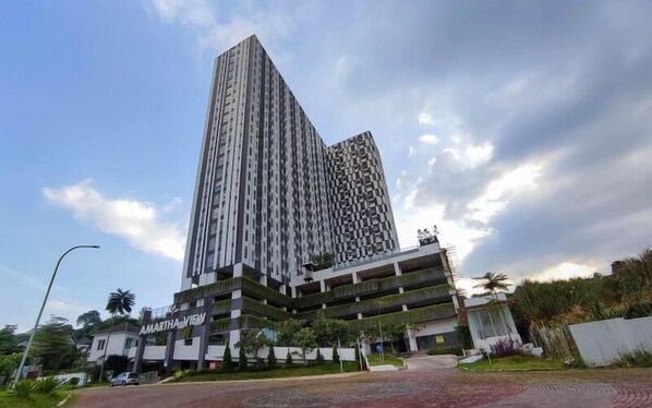 Exterior - Best Price Studio Apartment Amartha View (Semarang)