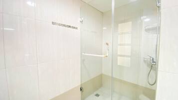 Studio | Bathroom | Shower, towels, shampoo