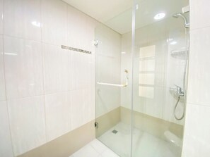 Studio | Bathroom | Shower, towels, shampoo