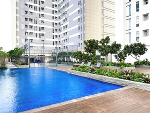 Outdoor pool - Cozy And Modern Look 1Br Apartment Vasanta Innopark By Travelio (Cikarang)