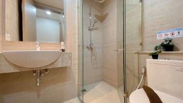 Apartemen | Kamar mandi | Shower, handuk, dan sampo