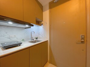 Apartment | Private kitchen | Fridge, microwave, stovetop, rice cooker - Cozy And Best Deal 1Br Gold Coast Apartment Pik By Travelio (Jakarta)