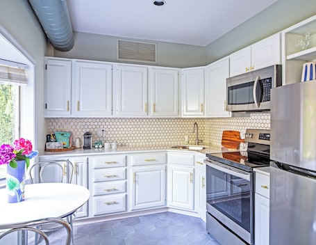 Superior Cottage, Garden View | Private kitchen | Highchair