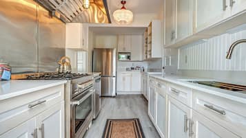 Superior House, Garden View | Private kitchen | Highchair
