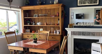 Pet friendly Cottage on World Heritage Rideau River